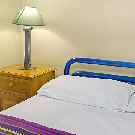Isaacs Hostel *