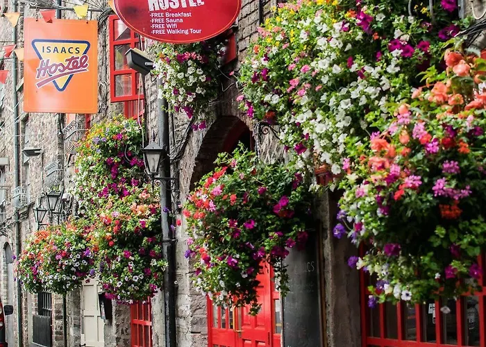 Isaacs Хостел *