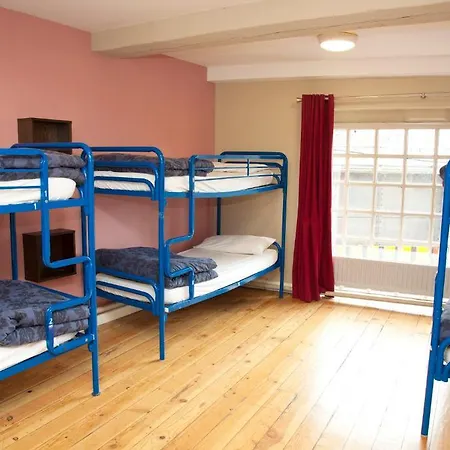 Isaacs Hostel *